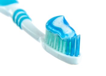 Echar pasta de dientes en el desagüe del fregadero: para qué sirve y por qué recomiendan este truco