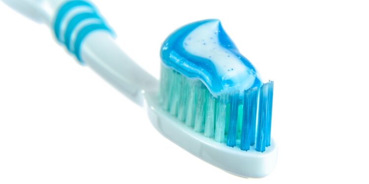 Echar pasta de dientes en el desagüe del fregadero: para qué sirve y por qué recomiendan este truco