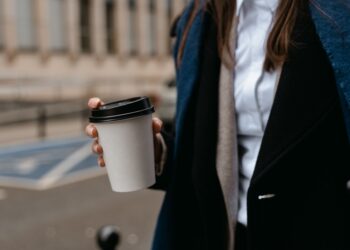 Científicos emiten una alerta mundial para todas las personas que suelen tomar café en la calle