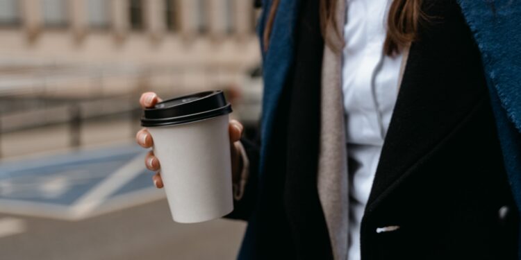 Científicos emiten una alerta mundial para todas las personas que suelen tomar café en la calle