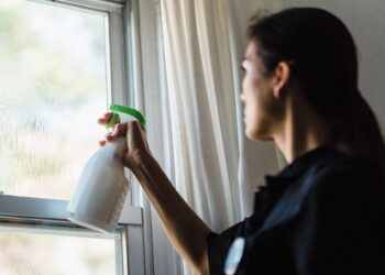 Adiós a la grasa en las ventanas de la cocina: la técnica alemana para limpiarlas de forma rápida y eficaz