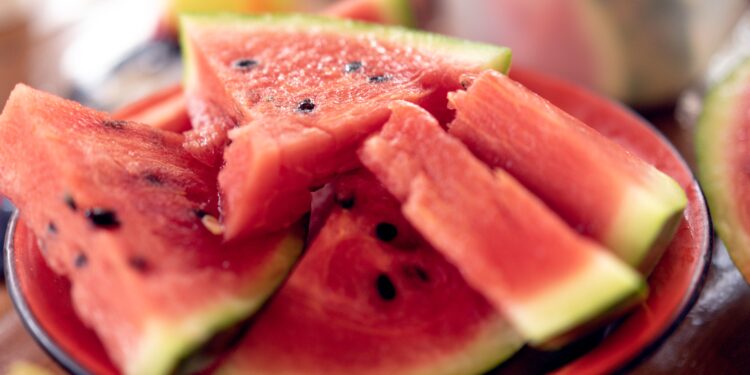 Si tienes una sandía en casa, tienes un tesoro: el truco de China que transforma la fruta en un sorbete sin necesidad de usar una licuadora