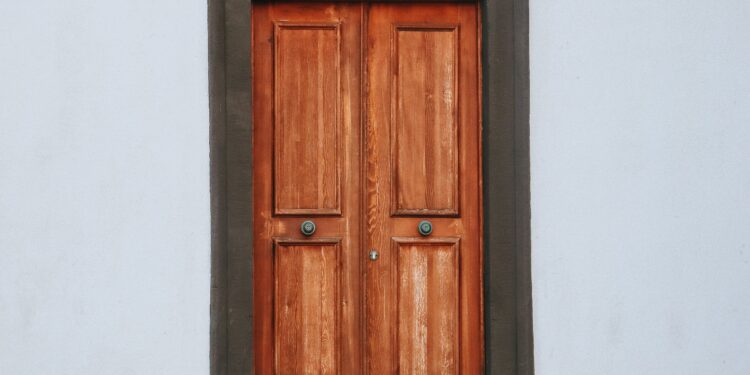 Adiós a las puertas de madera tradicionales: el cambio será confirmado para 2027 y la nueva tendencia será más elegante y moderna