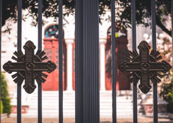 El reinado de los portones de hierro llegó a su fin: la nueva tendencia de 2026 es más segura y elegante