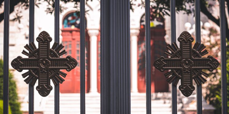 El reinado de los portones de hierro llegó a su fin: la nueva tendencia de 2026 es más segura y elegante
