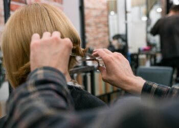 Alerta general de los peluqueros para las mujeres que quieren parecer más jóvenes sin gastar mucho ni someterse a procedimientos