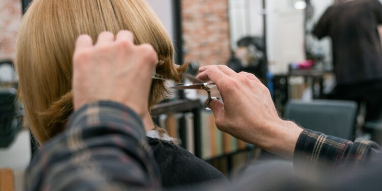 Alerta general de los peluqueros para las mujeres que quieren parecer más jóvenes sin gastar mucho ni someterse a procedimientos