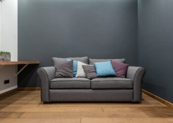 Adiós a la sala completamente gris: la nueva tendencia de 2026 es más cálida y personalizada