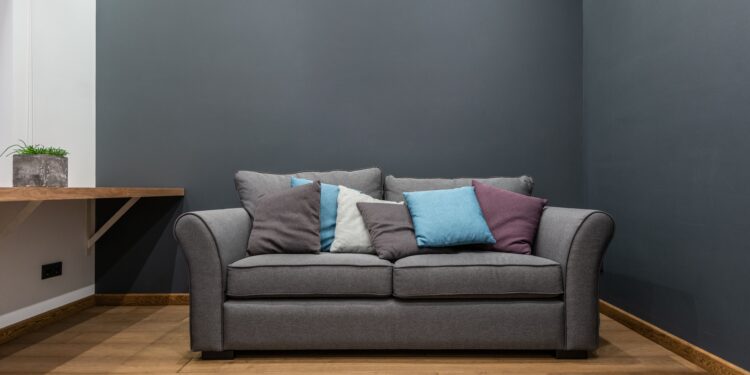 Adiós a la sala completamente gris: la nueva tendencia de 2026 es más cálida y personalizada