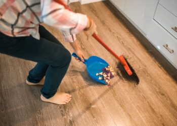 Envolver la escoba con papel film antes de barrer la casa: para qué sirve y por qué cada vez más personas recomiendan este truco