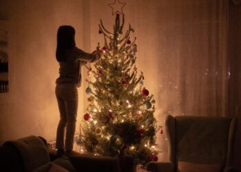 El reinado del árbol de Navidad verde llegó a su fin: la tendencia de 2026 será diferente y promete conquistar las celebraciones de este año