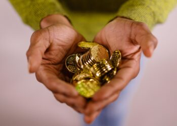 Dos viajeros encontraron una lata oxidada en el bosque mientras caminaban y, en su interior, había 598 monedas de oro