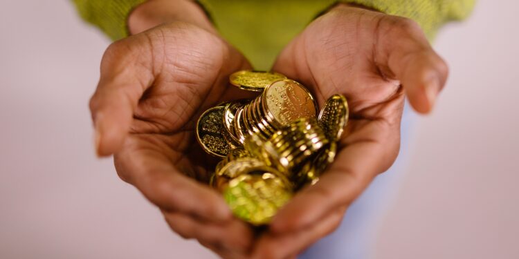 Dos viajeros encontraron una lata oxidada en el bosque mientras caminaban y, en su interior, había 598 monedas de oro