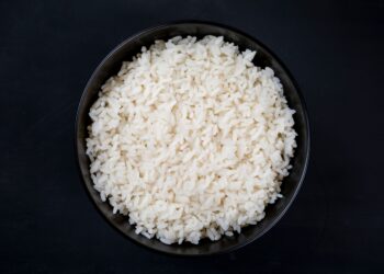 Añadir vinagre al momento de cocinar el arroz: para qué sirve y por qué se recomienda