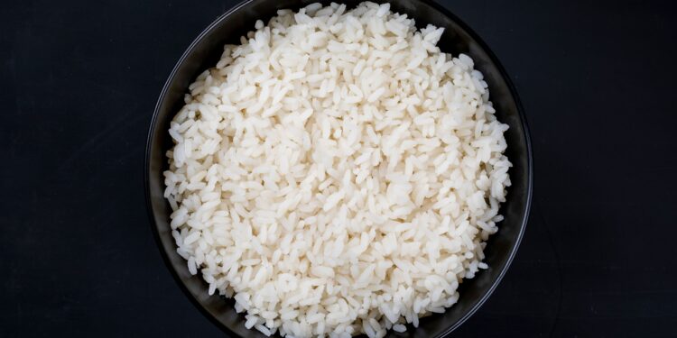 Añadir vinagre al momento de cocinar el arroz: para qué sirve y por qué se recomienda