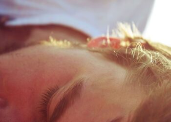 Los neurocientíficos coinciden: "Los últimos 30 minutos antes de dormir deberían transcurrir sin pantallas y, al despertar, conviene exponerse a la luz del sol"