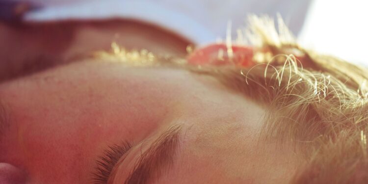 Los neurocientíficos coinciden: "Los últimos 30 minutos antes de dormir deberían transcurrir sin pantallas y, al despertar, conviene exponerse a la luz del sol"
