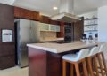 Adiós al tradicional mostrador de cocina: la nueva tendencia para 2027 ahorra hasta 5 m² y es más elegante
