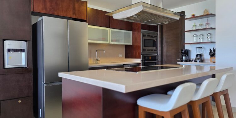 Adiós al tradicional mostrador de cocina: la nueva tendencia para 2027 ahorra hasta 5 m² y es más elegante