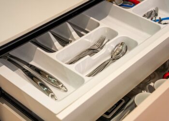 Si tienes un cajón de cubiertos en casa que no estás usando, tienes un tesoro: descubre una función diferente para él fuera de la cocina