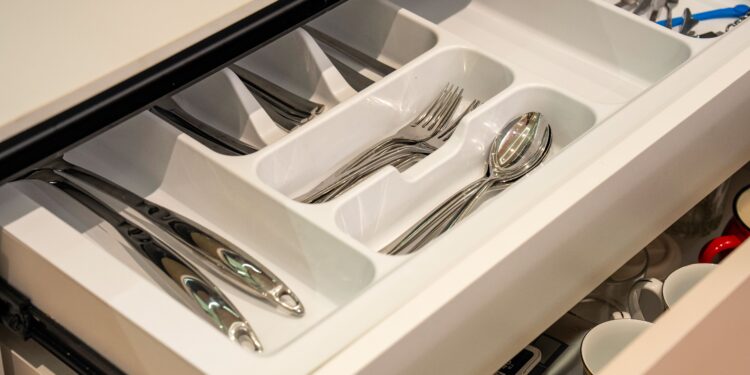Si tienes un cajón de cubiertos en casa que no estás usando, tienes un tesoro: descubre una función diferente para él fuera de la cocina