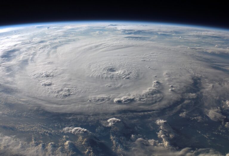 Tras los terremotos y la tragedia en Nepal, los satélites apuntan a la formación de huracanes