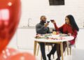 Comer junto a una pareja romántica afecta al nivel de azúcar en sangre y las personas con diabetes deben estar atentas, revela un estudio