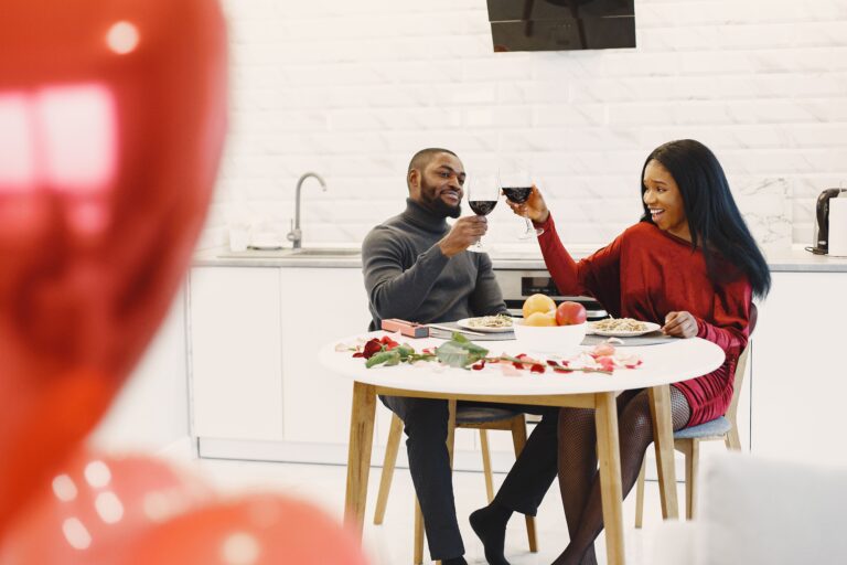 Comer junto a una pareja romántica afecta al nivel de azúcar en sangre y las personas con diabetes deben estar atentas, revela un estudio