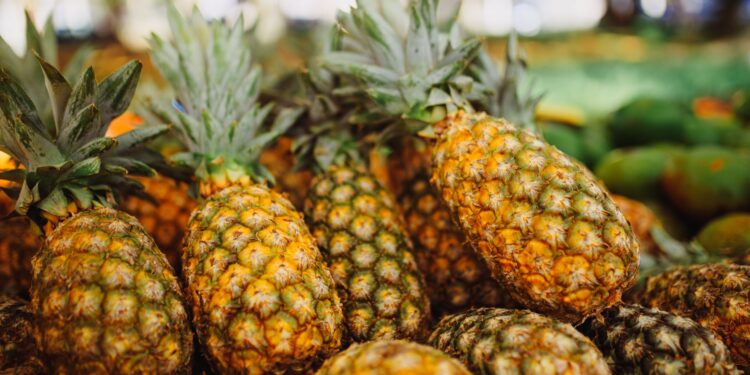 Batir cáscara de piña con detergente neutro: para qué sirve y por qué se recomienda para la limpieza