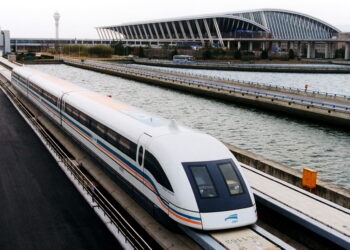 Mientras el tren más rápido del mundo está en China y alcanza los 460 km/h, este en Londres fue literalmente tragado por un túnel