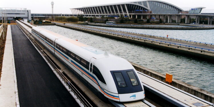 Mientras el tren más rápido del mundo está en China y alcanza los 460 km/h, este en Londres fue literalmente tragado por un túnel