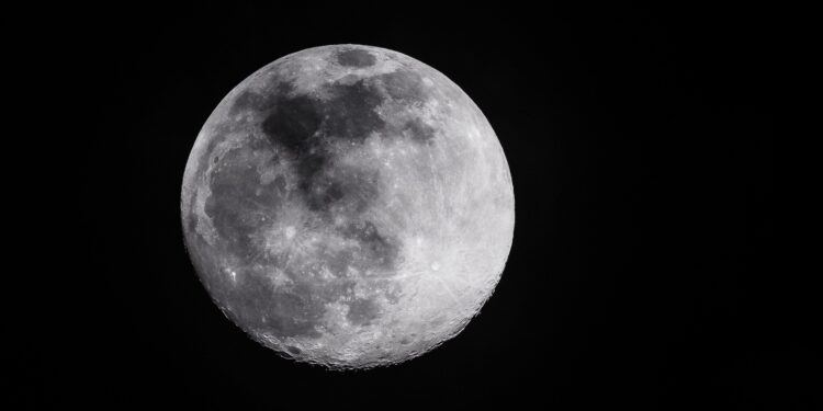 NASA descubre un nuevo cráter gigante en la Luna y los científicos confirman un raro impacto que ocurre una vez cada 100 años