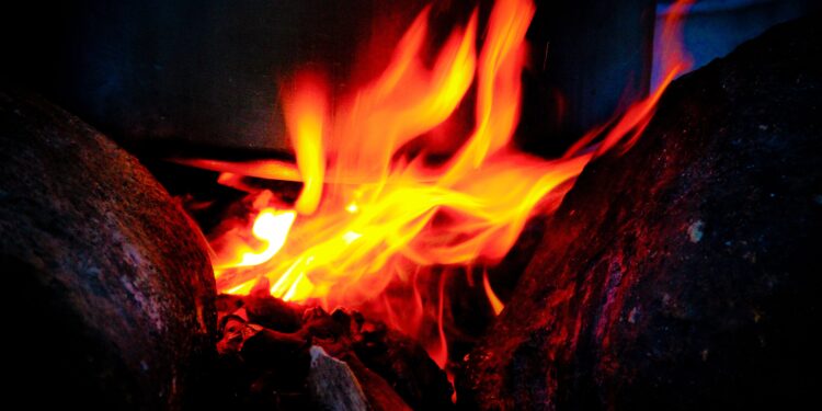 En 1971, prendieron fuego a un pozo de gas creyendo que se apagaría; ahora, 55 años después, la "Puerta del Infierno" sigue activa