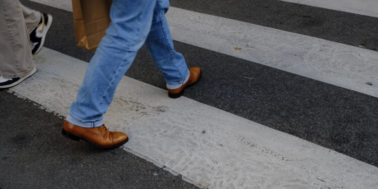 Lo que dice la psicología sobre las personas que siempre caminan demasiado rápido