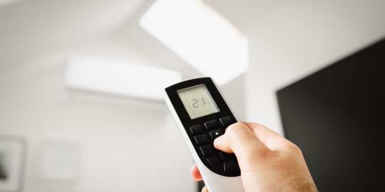 Tardé mucho tiempo en descubrir que bajar la temperatura del aire acondicionado a 20 °C no hace que la casa se enfríe más rápido