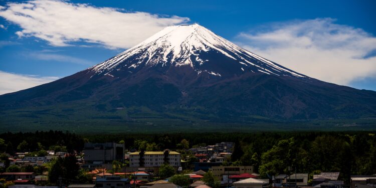 Japón toma una decisión sorprendente y comienza a cobrar por los rescates en helicóptero de alpinistas