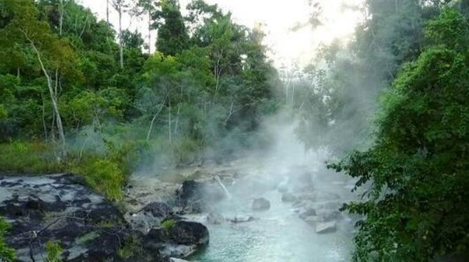 Mientras el agua hierve a 100 °C, este río alcanza una temperatura de 86 °C y las autoridades emiten una alerta