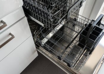 Poner una bola de papel de aluminio en el lavavajillas: para qué sirve y por qué cada vez más personas recomiendan este truco