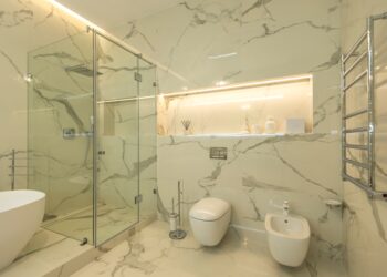 Adiós a la mampara de baño tradicional: la nueva tendencia de 2026 libera espacio y mejora la movilidad