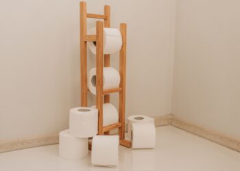 Si tienes rollos de papel higiénico en casa, tienes un tesoro: 3 ideas suecas para reutilizarlos y organizar los cajones
