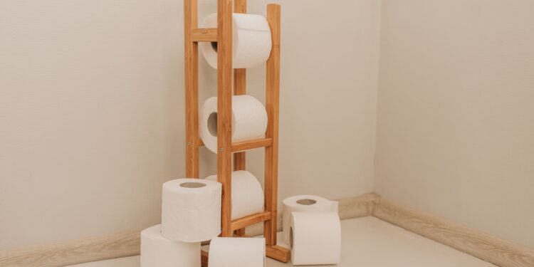 Si tienes rollos de papel higiénico en casa, tienes un tesoro: 3 ideas suecas para reutilizarlos y organizar los cajones