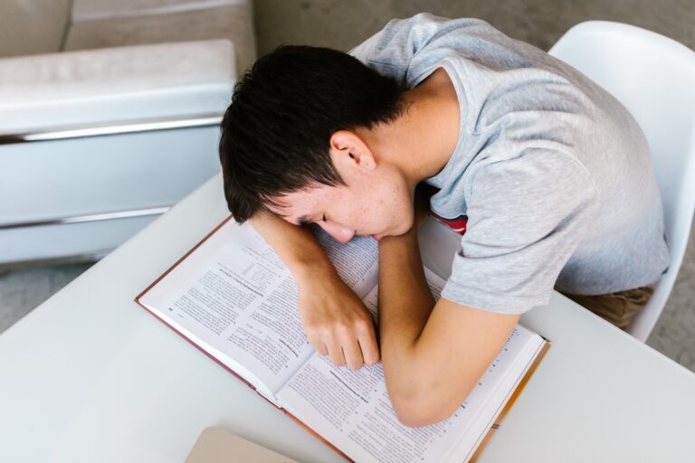 Estudiar dos horas al día es bueno para absorber conocimientos, pero dormir podría ser aún mejor para el aprendizaje