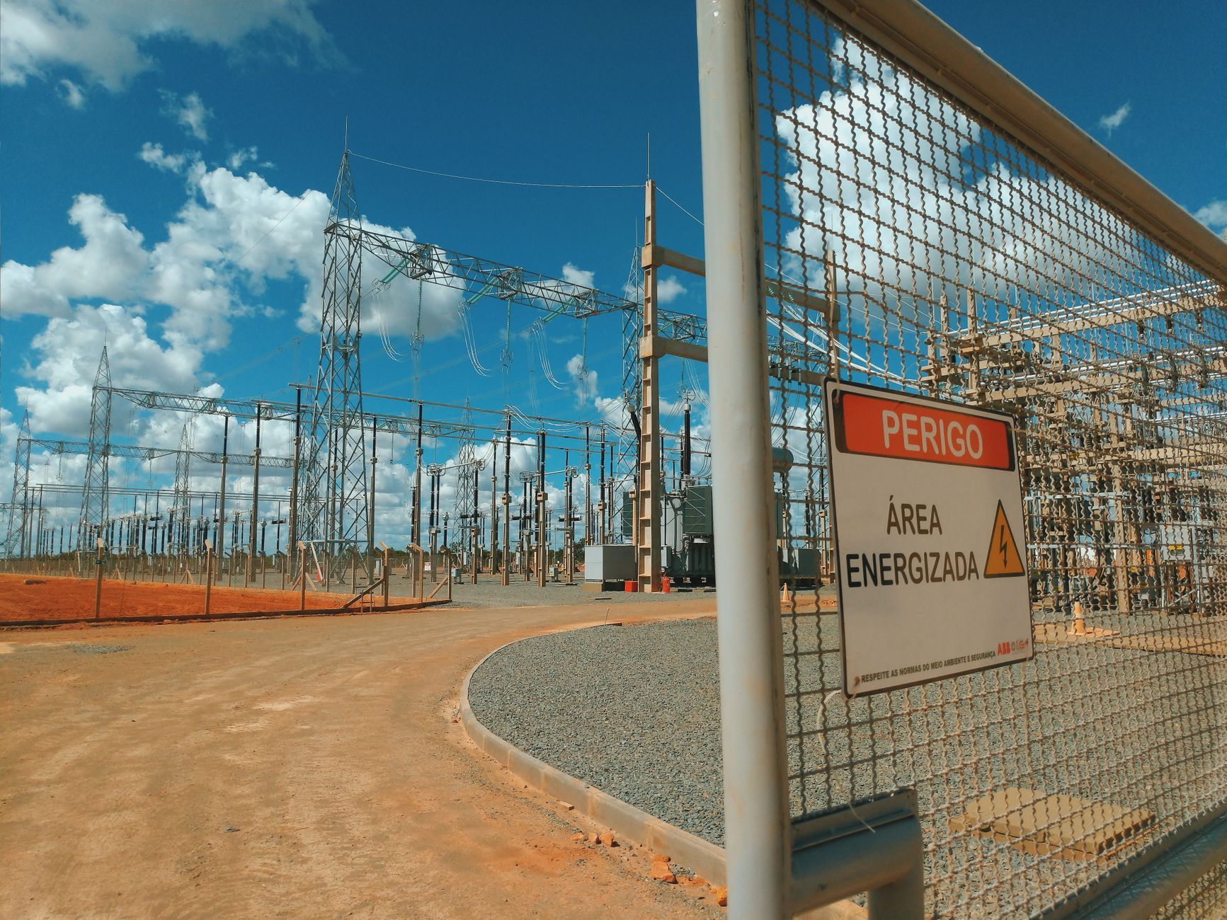 Subestação elétrica de alta voltagem com placa de aviso em São Gonçalo do Gurguéia, PI, Brasil.