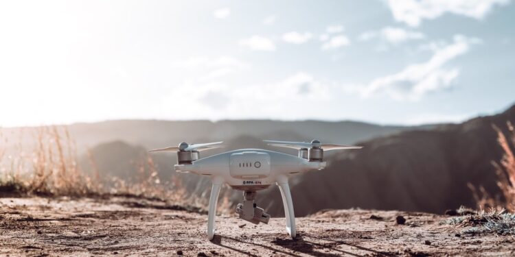 Científicos crean dron invisible casi