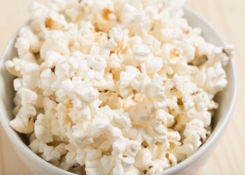 Comer palomitas mientras ves una