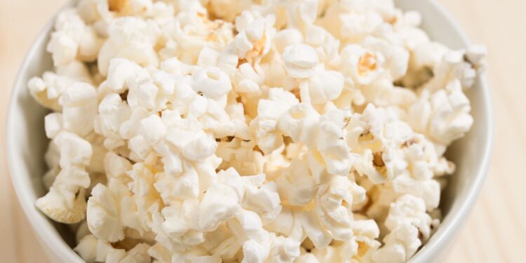 Comer palomitas mientras ves una