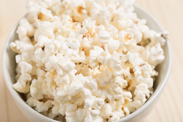 Comer palomitas mientras ves una