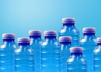 Constructores canadienses transformaron botellas plástico