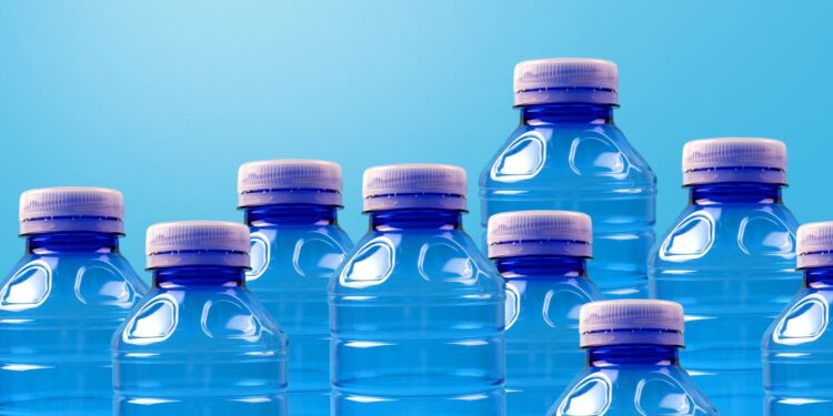 Constructores canadienses transformaron botellas plástico