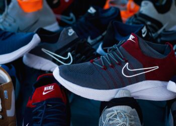 Creó nike ahora dona millones